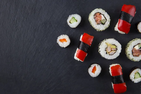 Plato de sushi en la oscuridad —  Fotos de Stock