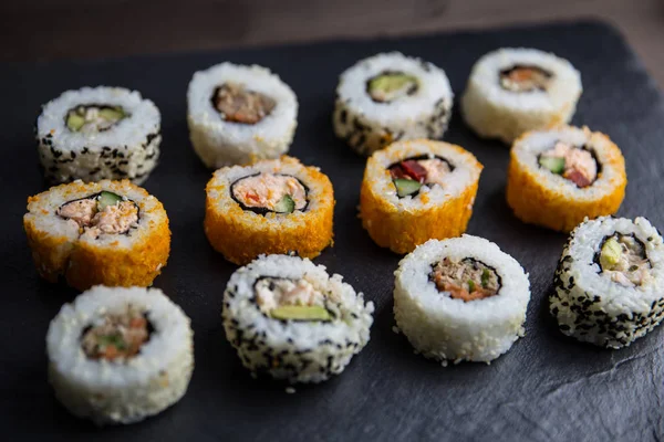 Rollos de sushi frescos —  Fotos de Stock