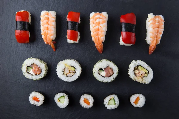 Bandeja de sushi sobre fondo oscuro —  Fotos de Stock