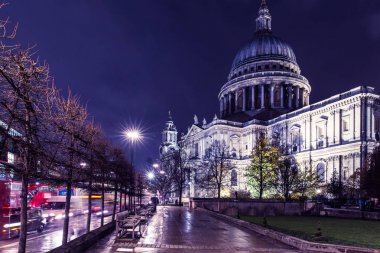 Gece Londra'da St Paul'ın Katedrali