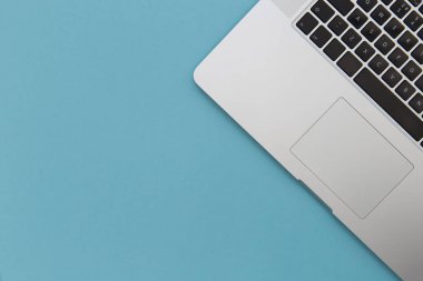 Mavi dizüstü bilgisayar 