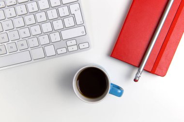 dizüstü bilgisayar, bilgisayar ve kahve masası