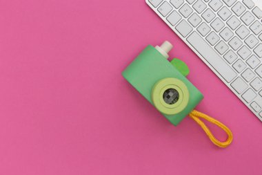 Retro kamera ve bilgisayar klavye 