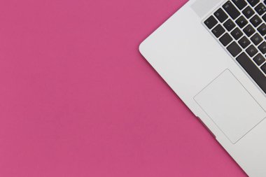 Parlak pembe dizüstü bilgisayar 