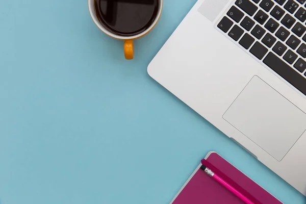 Koffie beker en laptop computer — Stockfoto