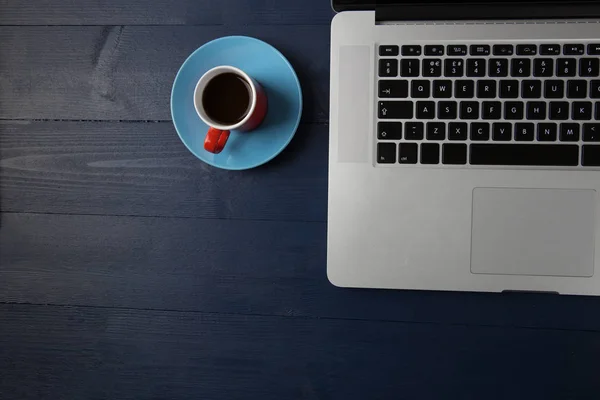 Koffie en laptop computer op kantoor — Stockfoto