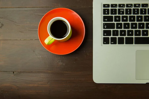 Koffie beker en laptop computer — Stockfoto