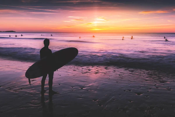 Silhouet van surfer bij zonsondergang — Stockfoto