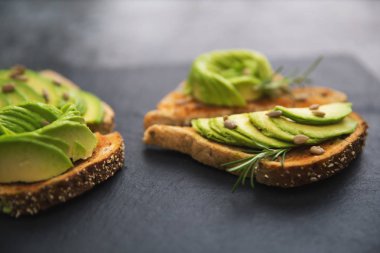 Avokado tost ekmek üzerinde 