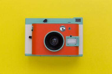 Turuncu retro kamera 