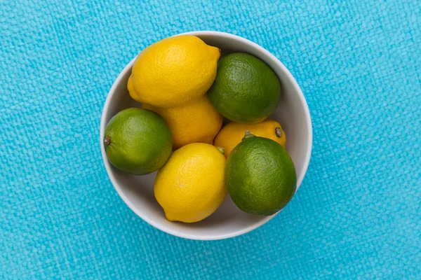 Limón y lima en tazón — Foto de Stock