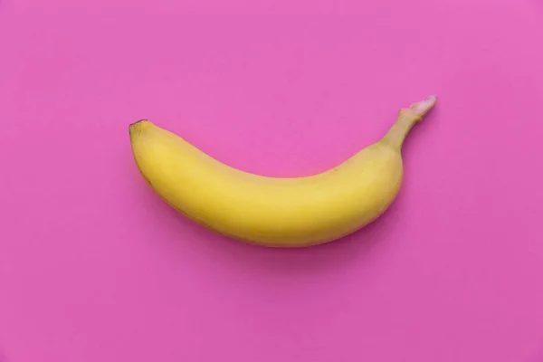 Gelbe Banane auf rosa Hintergrund — Stockfoto