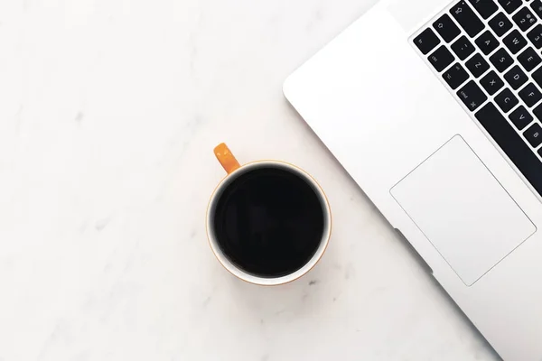 Laptop e xícara de café amarelo — Fotografia de Stock