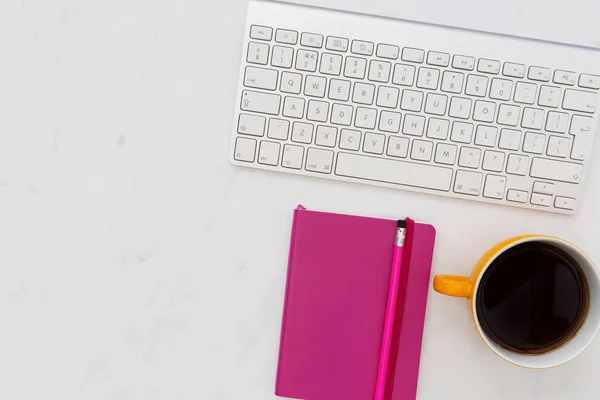 Keyboard with notebook and coffee cup — Stock Photo, Image