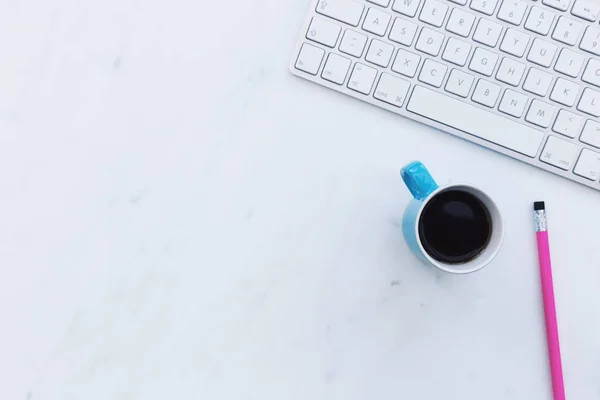 Teclado con taza de café y lápiz — Foto de Stock