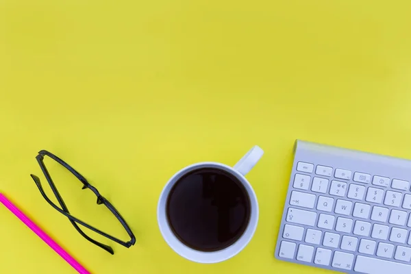 Tastatur und Kaffeetasse mit Brille — Stockfoto