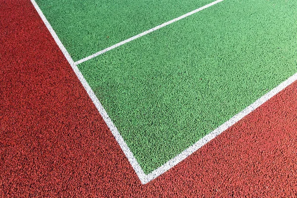 Базовий на зеленому тенісному корті — стокове фото
