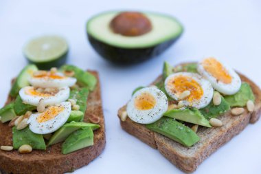 Kızarmış ekmek üzerinde avokado ile yumurta