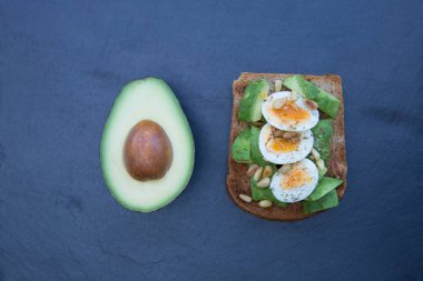 Avokado ve yumurta tost 