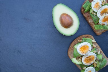 Kızarmış ekmek üzerinde avokado ile yumurta