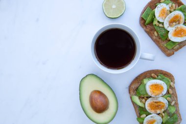 Kızarmış ekmek ile kahve fincanı