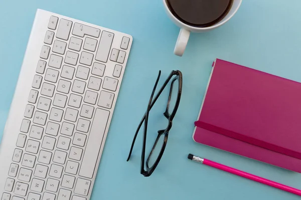 Computer keyboard with coffee cup — Stock Photo, Image