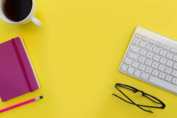 Teclado de computador com xícara de café — Fotografia de Stock