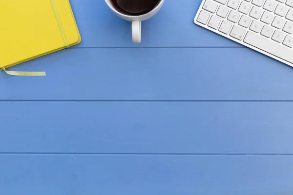 Teclado de computador com xícara de café — Fotografia de Stock