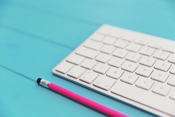 电脑键盘和粉红色铅笔 — 图库照片