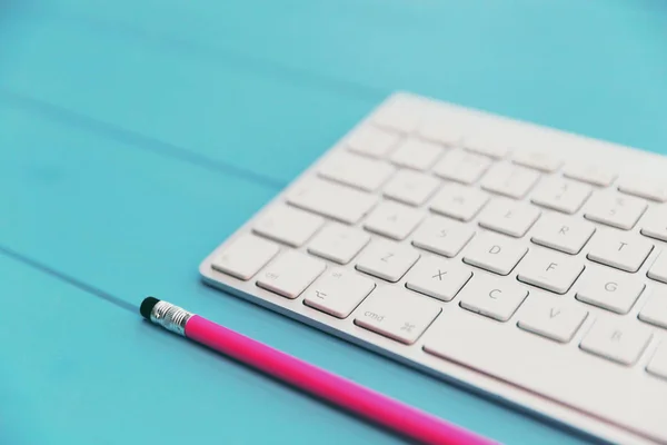 Teclado de ordenador y lápiz rosa — Foto de Stock