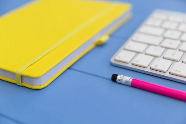 Notebook klavye ve kalem ile