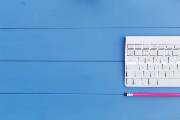Datorns tangentbord och penna — Stockfoto