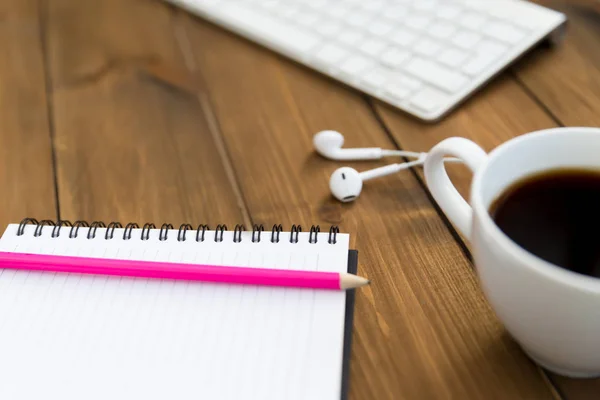 Teclado con auriculares y café — Foto de Stock