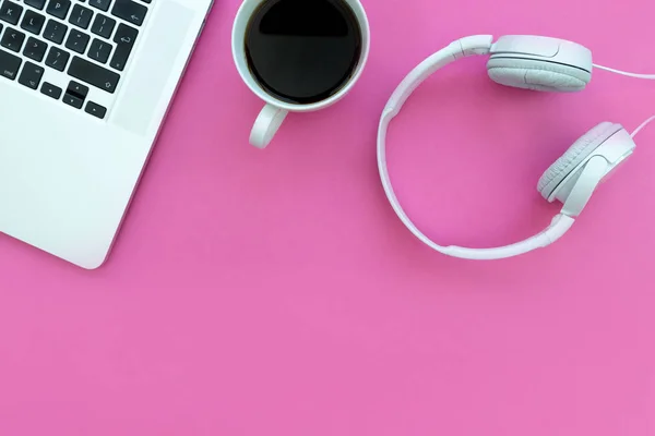 Fones de ouvido e teclado com café — Fotografia de Stock