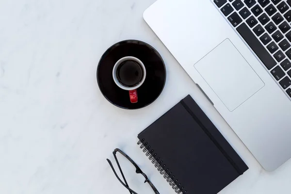 Cup with laptop and eyeglasses — Stock Photo, Image