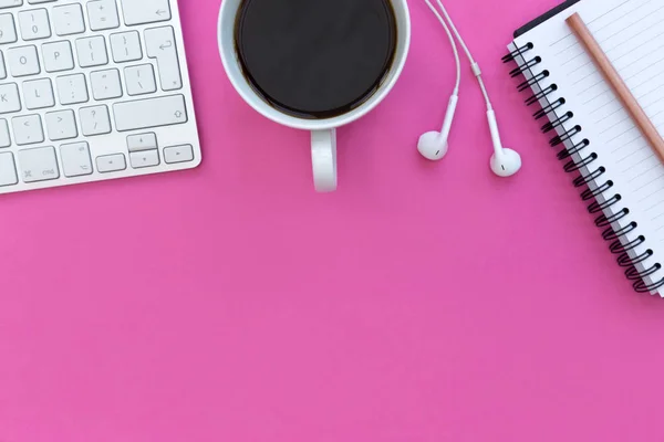 Teclado com café e fones de ouvido — Fotografia de Stock