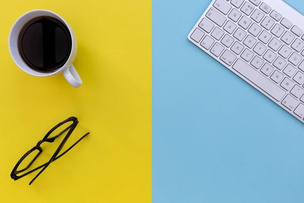 Tastiera con occhiali e caffè — Foto Stock