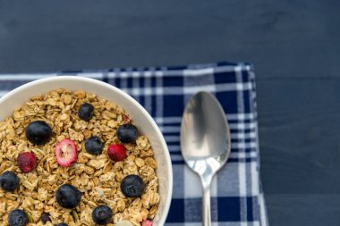 yaban mersini ile kahvaltı granola