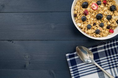 yaban mersini ile kahvaltı granola