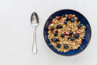 yaban mersini ile kahvaltı granola