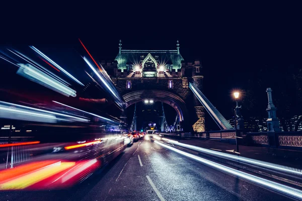 Trilhas luz da cidade de ônibus de Londres — Fotografia de Stock