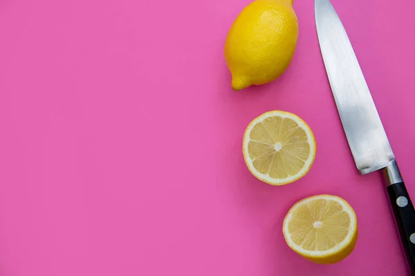 Нарезанные лимоны и нож — стоковое фото
