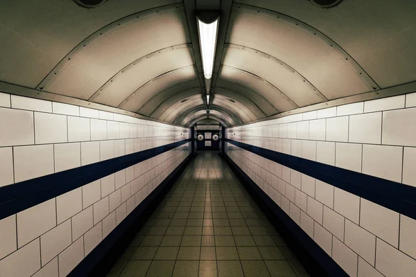 Lynnig mörk tunnel i Londons tunnelbana — Stockfoto