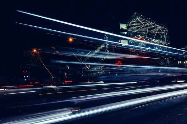 Sentieri leggeri della città del traffico automobilistico — Foto Stock