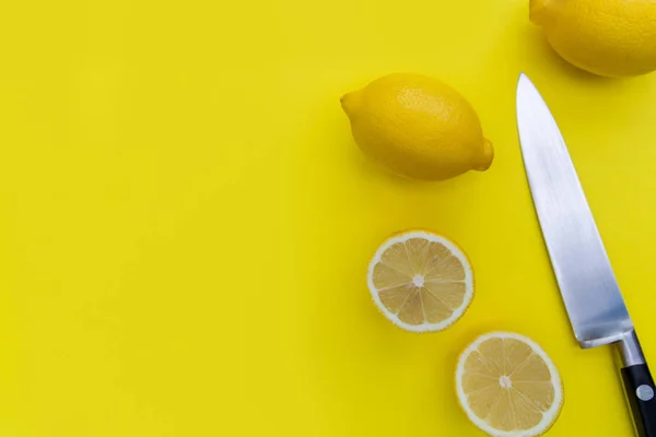Zitronen in Scheiben geschnitten und Messer — Stockfoto
