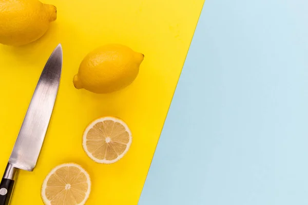 Gesneden citroenen en mes — Stockfoto