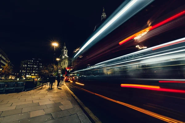 夜赤いロンドンバスの移動 — ストック写真