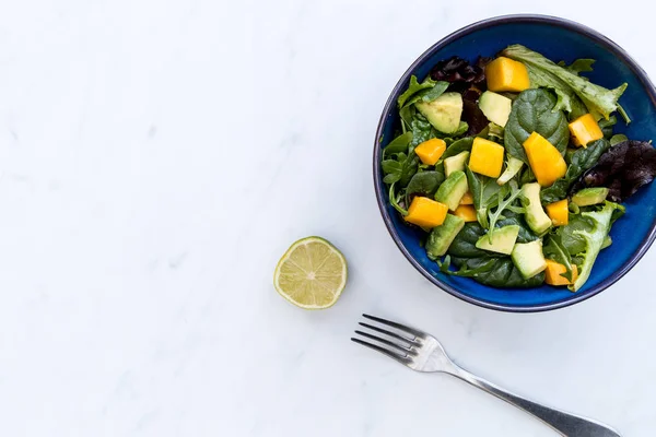 Ensalada de mango y aguacate —  Fotos de Stock