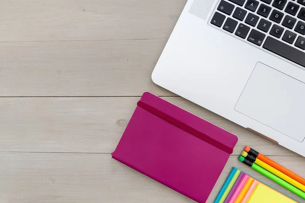 Computador portátil com notebook e lápis na mesa de escritório — Fotografia de Stock