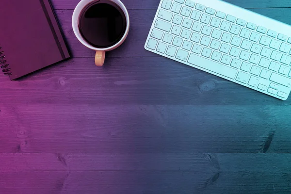 Kahve ve Zen, ofis masasında dizüstü bilgisayar klavye